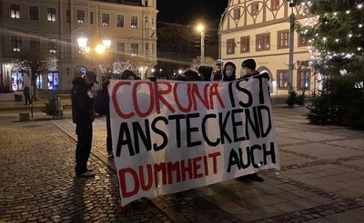 Bei kleinen Kundgebungen gegen die Coronaproteste wurde bereits mehrfach dieses Banner gezeigt. 