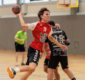 Dem Peniger Max Mädler gelangen im Duell gegen den VfB Flöha drei Treffer. Am Ende spielten die Gäste allerdings ihre Routine aus. 
