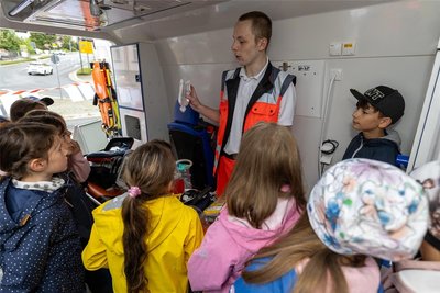 Die wissbegierigen Kinder hatten die Möglichkeit, die verschiedenen Geräte und Materialien zu erkunden.