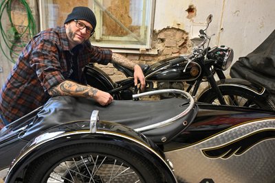 Der Chemnitzer Baubürgermeister privat. Thomas Kütter (49) hat ein Faible für Motorrad-Oldies, wie dieses gut 60 Jahre alte Awo-Gespann.
