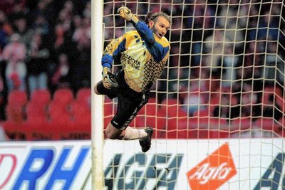 Zwischen 1998 und 2009 segelte Tomislav Piplica 248-mal im Tor des FC Energie Cottbus durch die Stadien der 1. und 2. Fußball-Bundesliga. Durch seine teils spektakulären Paraden, seine lustigen Sprüche und seine Langhaarfrisur wurde "Pipi", wie ihn noch heute viele nennen, in Cottbus zum Publikumsliebling und in ganz Deutschland zum Kultkeeper. 