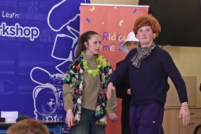 Schauspielerin May Daley mit Roman Jetschke, der einen der Einbrecher mimt.