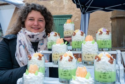 Susann Rehork aus Lauta stellt seit drei Jahren Duftkerzen selbst her. Vor einigen Monaten hat sie ihr Sortiment um „Dessertkerzen“ erweitert.