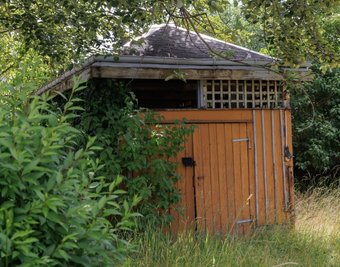 Das war früher einmal der Abort der Jahnsbacher Schmalspurbahn-Haltestelle. Nach der Sanierung soll das Häuschen wieder als Toilette dienen.