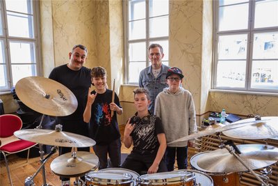Jüngste Teilnehmer, von links: Elias Genz (12), Leo Ebert (11) und Hannes Lang (13) mit den Schlagzeugern Felix Lehrmann (l.) und Jost Nickel (r.)