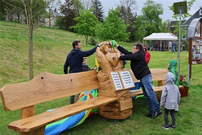 Im Anschluss an das Picknick wurde die neue Bank im Park enthüllt und eingeweiht.