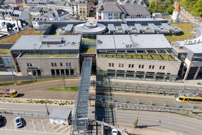 Eine Glasbrücke für Fußgänger verbindet das Parkdeck mit der Stadt-Galerie.