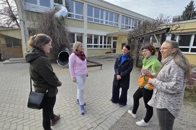 Amelie Werner, Kristiane Keßler, Politikerin Christin Melcher, Jenny Bück und Daniela Neumann (v. l.) vor der Kita.
