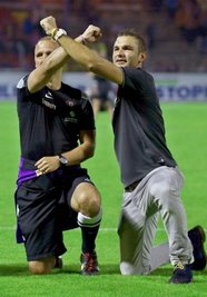 Chefcoach Tomislav Stipic (r.) und Co-Trainer Steffen Ziffert feierten das 3:0 gegen den FC St. Pauli in der Auer Fankurve. 