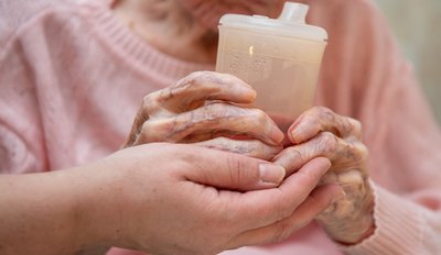 In den Pflegeheimen könnte sich die bereits angespannte Personalsituation durch die Impfpflicht weiter verschärfen. 