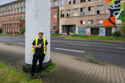Noch sind Warnwesten nötig: Martin Langhof gehört zum Organisationsteam.