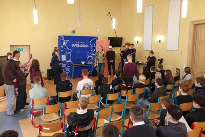 Die Aula der Wehrdigtschule hat sich in ein kleines TV-Studio verwandelt.