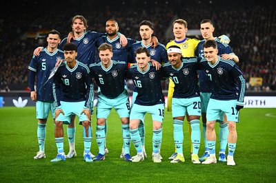 Das blaue Auswärtstrikot der DFB-Elf kommt laut Intersport sehr gut bei Kunden an. (Archivbild)