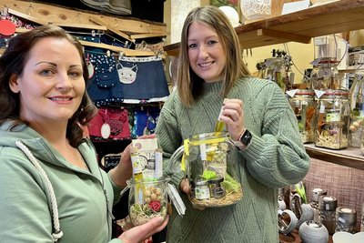 Anja Elster (l.) übergibt in diesen Tagen ihr Geschäft in Schwarzenberg an Sabrina Ott, die als neue Inhaberin das „Mosaik“ weiterführen möchte. Die beliebten Geschenkegläser bleiben im Sortiment.
