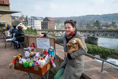 Grit Metz ist Bärenmacherin, bei diesem Handwerk kommen Mohair-Stoff, Pfoten-Velour, Watte und Granulat zum Einsatz.