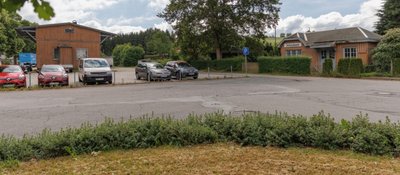 Zum denkmalgeschützten Ensemble auf dem Areal des einstigen Bahnhofs in Jahnsbach gehören der Güterschuppen (links), das kleine Bahnhofsgebäude mit Wartehalle (rechts) und das Toilettenhäuschen, das in der Mitte unter dem Baum zu erahnen ist. 