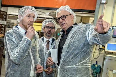 Häppchen-Empfang mal anders. Michael Kretschmer (links) verkostete beim Betriebsrundgang in der Mühlenbäckerei AG ein Fitberry-Brot, während der Vorstandsvorsitzende Volker Seifert Details zur Produktion erläuterte.