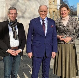 Sebastian Liebold (l.), und Alexa Künzberg begrüßten BotschafterMichael Derus.