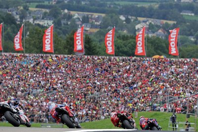 Moto-GP-Rennen vor nicht überfüllten Rängen: Auf mancher Tribüne sind wenige freie Plätze zu sehen. Trotzdem gab es einen deutlichen Zuschauerrekord.