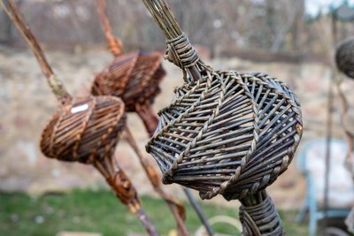 Korbmacher Matthias Schlicke stellt auch Gartendekorationen aus Flechtmaterialien her.