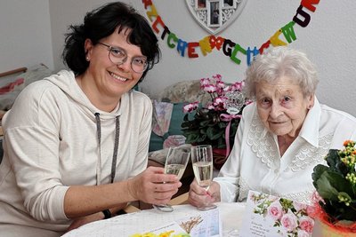 Am Freitag werden zum 100. Wiegenfest die Gläser klingen: Käthe Schmidt hier im Bild mit Heimleiterin Sandra Lauer. 