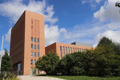 Kulturministerin Barbara Klepsch lobt die Bibliothek der TU Bergakademie Freiberg.