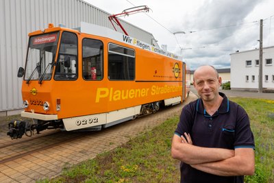Ab 14. Juni 1976 im Linienverkehr im Einsatz, heute dient sie als Arbeitsbahn: die Straßenbahn vom Typ KT4D. Im Bild: Jörg Rößiger vom Traditionsverein.