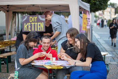 Perlen zu Ketten auffädeln: Für Kinder ein Kinderspiel, für Erwachsene gar nicht mehr so einfach, wie hier Sophia, Philipp, Hanna und Theesa vom Jugendtheater Jupz! feststellen.