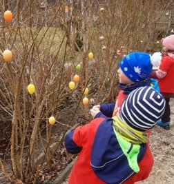 Die Kinder des Schulhorts Kids und Co. haben den Tierpark österlich geschmückt. 