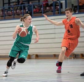 Die TSV-Basketballer, hier mit Nino Valentino Demmig (l.) in einem früheren Spiel gegen Freiberg, warten weiter auf den ersten Sieg. 