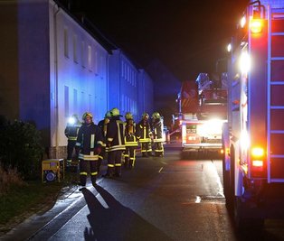 Von der Versammlung zum Einsatz: Die Kameraden der Freiwilligen Feuerwehr rückten am Samstagabend zu einem Einsatz in Rödlitz aus.
