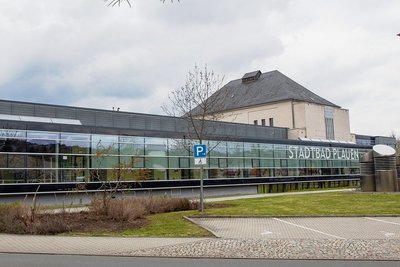 Im Geoportal des Vogtlandkreises erfährt man jetzt zum Beispiel, dass es im Plauener Stadtbad einen Behindertenlift für das Schwimmbecken gibt.
