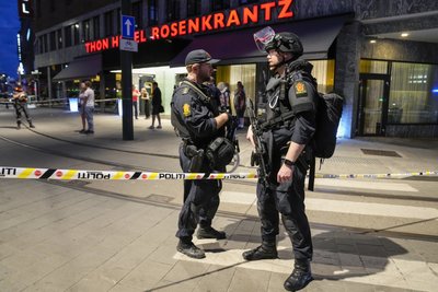 Polizisten bewachen den Tatort vor einem Nachtclub in der norwegischen Hauptstadt Oslo. In der Nacht zum Sonntag wurden gegen 1.15 Uhr vor dem Londoner Pub im Zentrum von Oslo mehrere Schüsse abgefeuert. Nach Angaben der Polizei werden mehrere Personen verletzt.