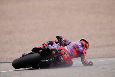 Kann man haben, muss man aber nicht: Jorge Martin rutscht etwa sieben Kilometer vor dem Ziel weg und verliert die Gesamtführung in der WM-Wertung.