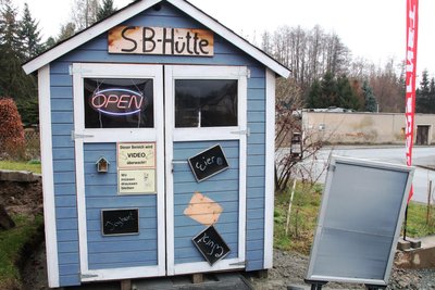 In der SB-Hütte kann schon seit einiger Zeit eingekauft werden - jetzt kommt der Dorfladen hinzu.