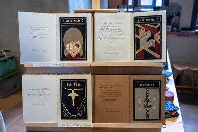 Antje Heubach bindet nicht nur Bücher aus Leinen oder japanischen Stoffen, sondern illustriert auch Gedichte.