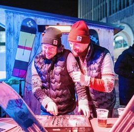 Nico Bazan und Francesco Karnapp (v.l.) legen an der Schlittschuhbahn auf.
