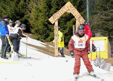 Auch über prominente Gäste durften sich die Oberwiesenthaler am Samstag freuen. So waren die Youtuber "Günther & Hindrich" (l. und 4. v. l.) aus Dresden ebenfalls am Fichtelberg zugegen. 