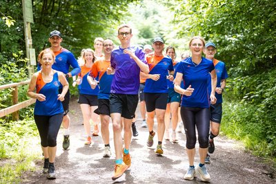 Fynn Thome (18, vorne) trainiert gemeinsam mit den Läuferinnen und Läufern der Lauf- und Triathlonfreunde Lebach (LTF Theeltal) auf einer Waldstrecke bei Lebach.