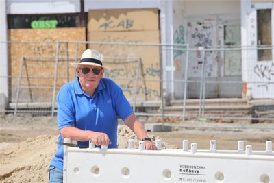 Das es 16 Jahre gedauert hat, bis der Planitzer Markt umgebaut wird, kann Thomas Beierlein nicht verstehen.