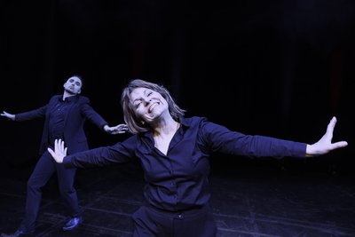 Freuen sich auf Impro-Auftritt: Philipp Andriotis und Claudia Lüftenegger vom Schauspielensemble des Theaters.