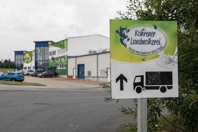 Hinter der farbenfrohen Fassade der Kohrener Landmolkerei mit ihrem auffälligen Logo läuft seit Donnerstag das Insolvenzverfahren. Die Stadt hofft, dass eine Lösung mit potenziellen Investoren gefunden wird.
