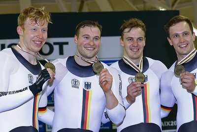 Joachim Eilers und Stefan Bötticher freuen sich gemeinsam mit Nik Schröter und Marc Jurczyk (v. l.) über Bronze im Teamsprint. 
