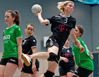 HSG-Spielerin Jana Kreiner (am Ball) erwies sich gegen Lichtentanne mit acht Toren als treffsicher. 