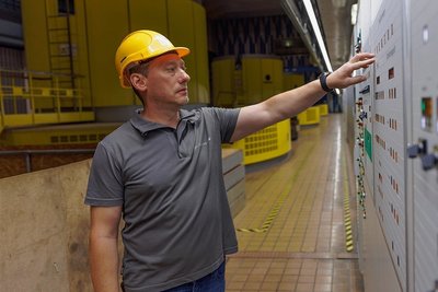 Standortleiter Heiko Steiner bedient unter Tage die Technik des Pumpspeicherwerks. 