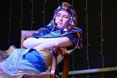 Szene mit Johanna Merkel als Pharao.