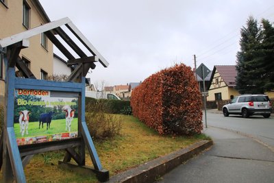 Das Schild weist auf das neue Angebot hin.