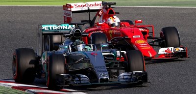 Nico Rosberg im Mercedes vor Sebastian im Ferrari bei den Testfahrten Anfang des Monats in Barcelona.
