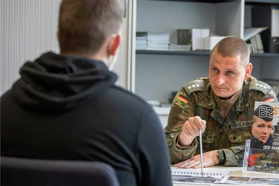 "Spaß ist kein militärischer Begriff." Karriereberatungsoffizier Marcus Oberländer über Risiken und Chancen bei der Bundeswehr. 