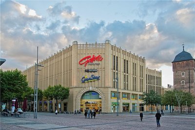 Am Freitagabend kurz vor 20 Uhr musste die Galerie evakuiert werden. Die Feuerwehr rückte mit mehreren Fahrzeugen an. Passiert war aber glücklicherweise nichts. 